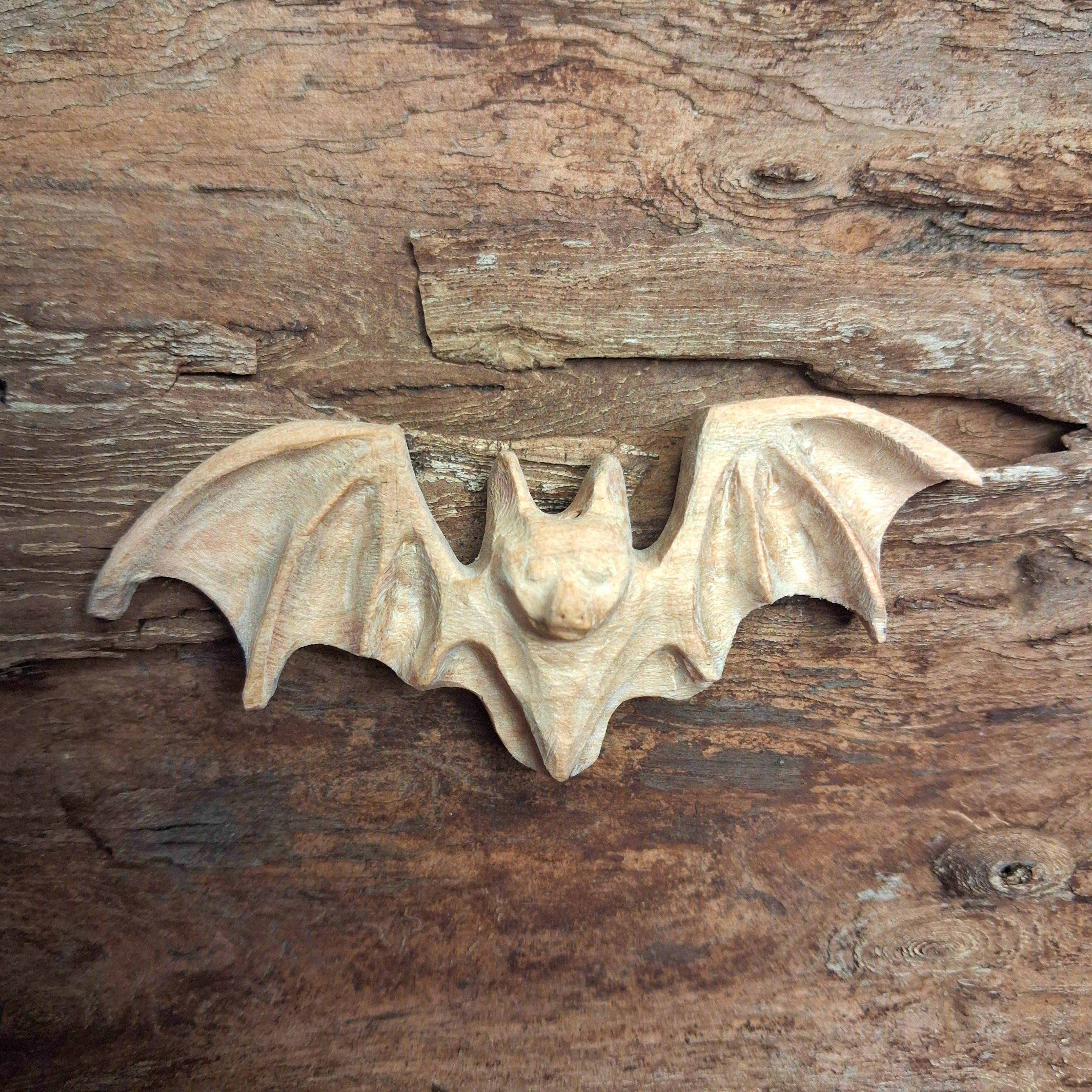 Z pracowni: powstaje zawieszka w kształcie nietoperza